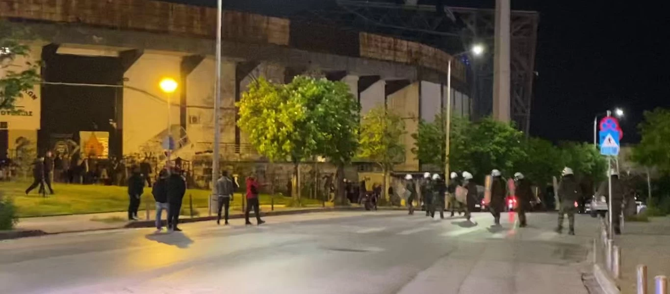 Θεσσαλονίκη: Επεισόδια στο γήπεδο της Τούμπας - Είχαν συγκεντρωθεί οπαδοί του ΠΑΟΚ (βίντεο)